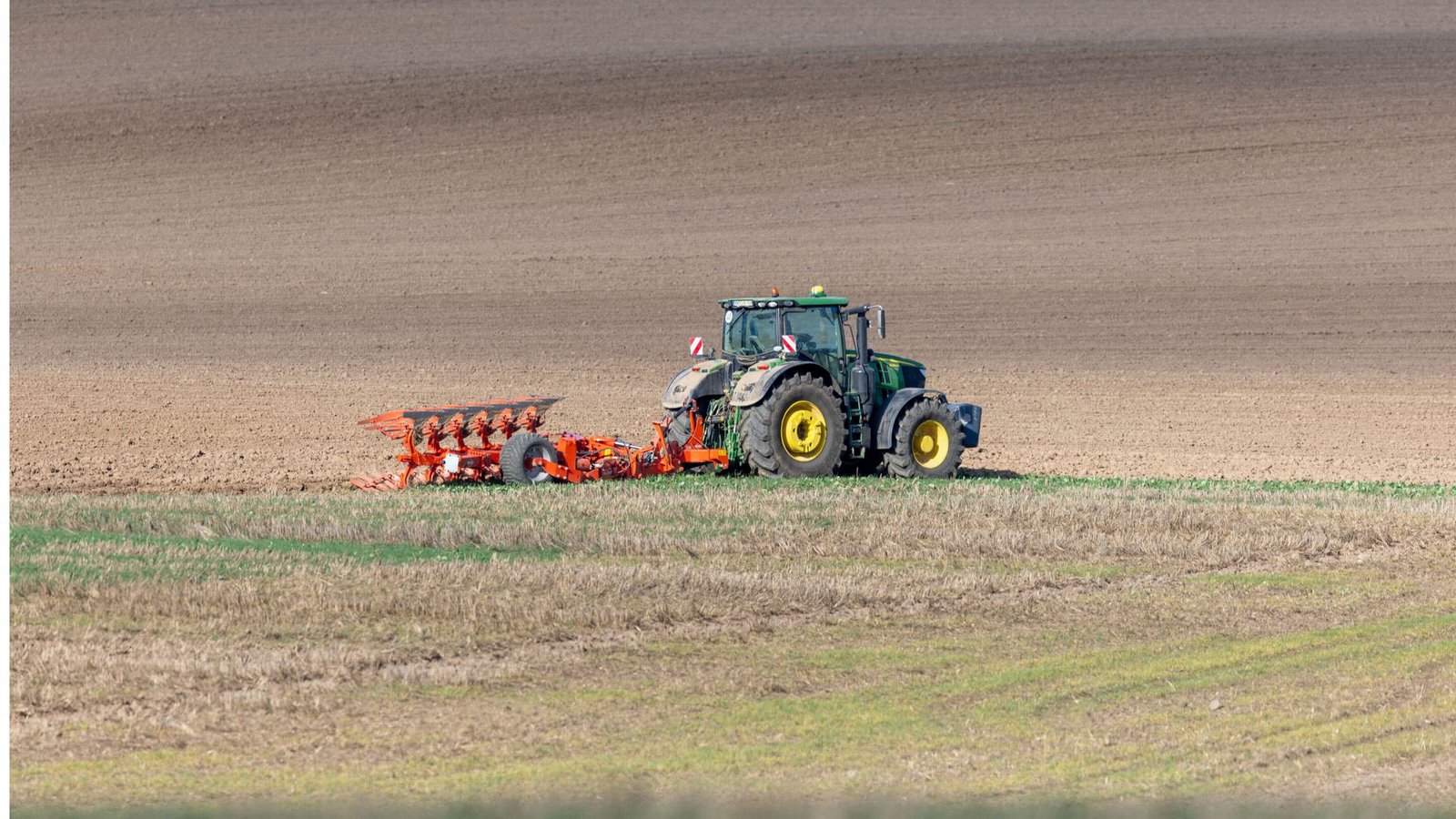 Durch den Klimawandel wird auch die Beackerung der Böden in Deutschland immer schwieriger. Hier ein Bauer auf einem Feld in Mecklenburg-Vorpommern.Foto: dpa Durch den Klimawandel wird auch die Beackerung der Böden in Deutschland immer schwieriger. Hier ein Bauer auf einem Feld in Mecklenburg-Vorpommern.Foto: dpa