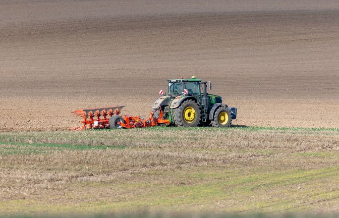 Durch den Klimawandel wird auch die Beackerung der Böden in Deutschland immer schwieriger. Hier ein Bauer auf einem Feld in Mecklenburg-Vorpommern.<span class='image-autor'>Foto: dpa</span>