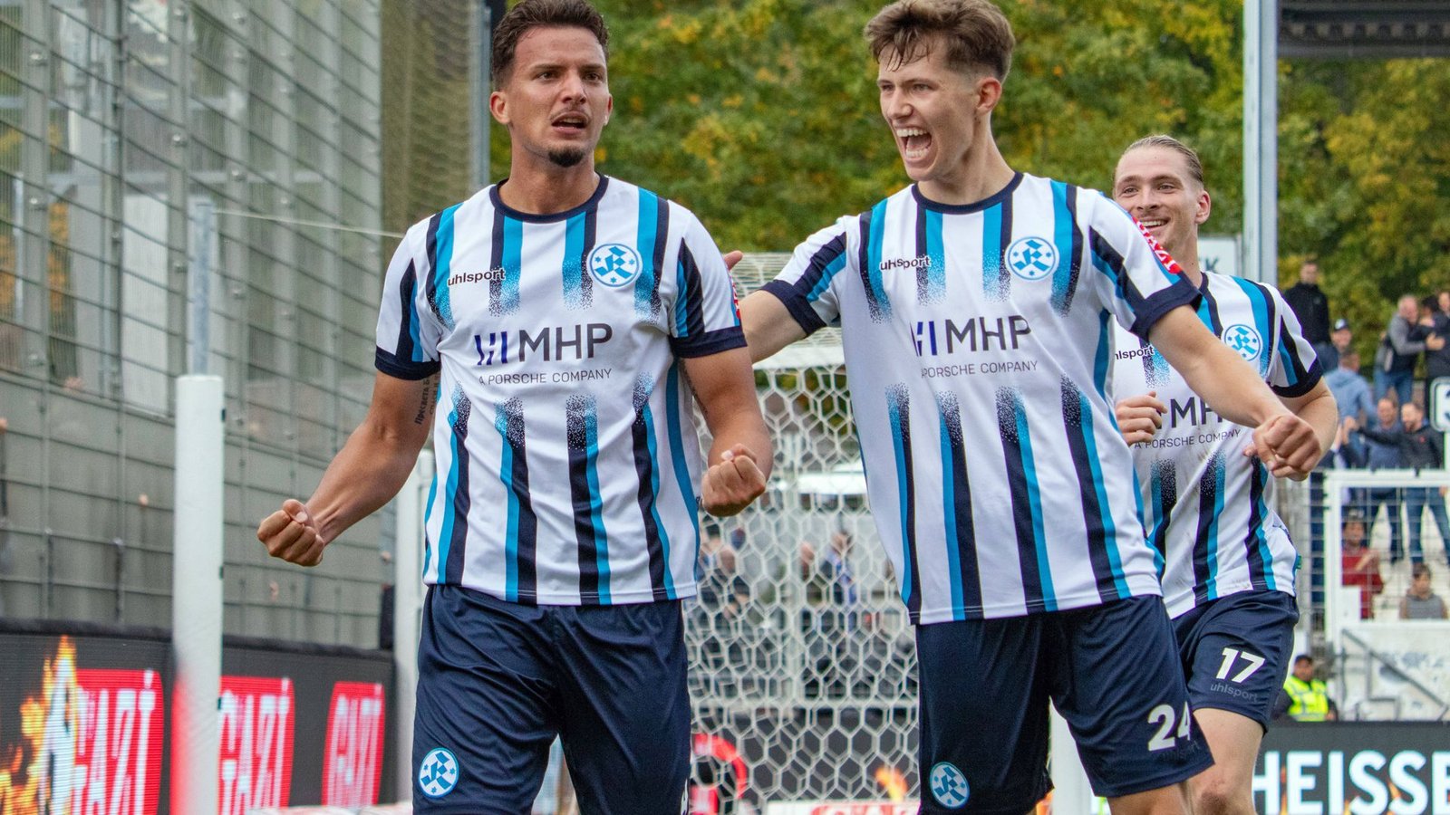 Vincent Schwab freut sich mit seinem Innenverteidiger-Kollegen Milan Petrovic (li.) über Erfolge der Stuttgarter Kickers.Foto: IMAGO Vincent Schwab freut sich mit seinem Innenverteidiger-Kollegen Milan Petrovic (li.) über Erfolge der Stuttgarter Kickers.Foto: IMAGO