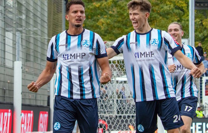 Vincent Schwab freut sich mit seinem Innenverteidiger-Kollegen Milan Petrovic (li.) über Erfolge der Stuttgarter Kickers.<span class='image-autor'>Foto: IMAGO</span>