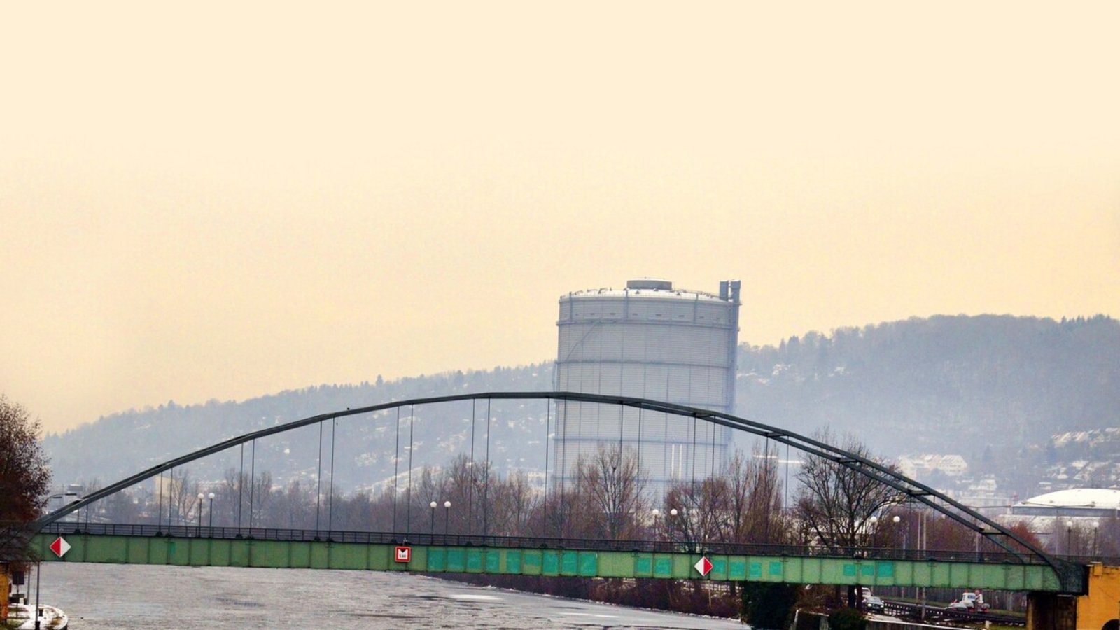 Am Berger Steg hat eine junge Frau ein 14-jähriges Mädchen aus dem kalten Neckar gerettet.Am Berger Steg hat eine junge Frau ein 14-jähriges Mädchen aus dem kalten Neckar gerettet.Foto: Fotoagentur Stuttg/Andreas Rosar Am Berger Steg hat eine junge Frau ein 14-jähriges Mädchen aus dem kalten Neckar gerettet.Am Berger Steg hat eine junge Frau ein 14-jähriges Mädchen aus dem kalten Neckar gerettet.Foto: Fotoagentur Stuttg/Andreas Rosar
