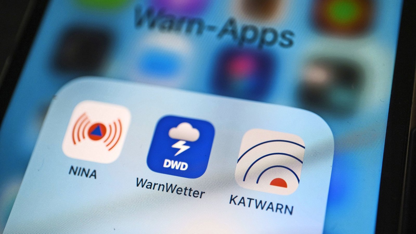 Unter anderem wird über die Warn-Apps gewarnt.Foto: dpa Unter anderem wird über die Warn-Apps gewarnt.Foto: dpa