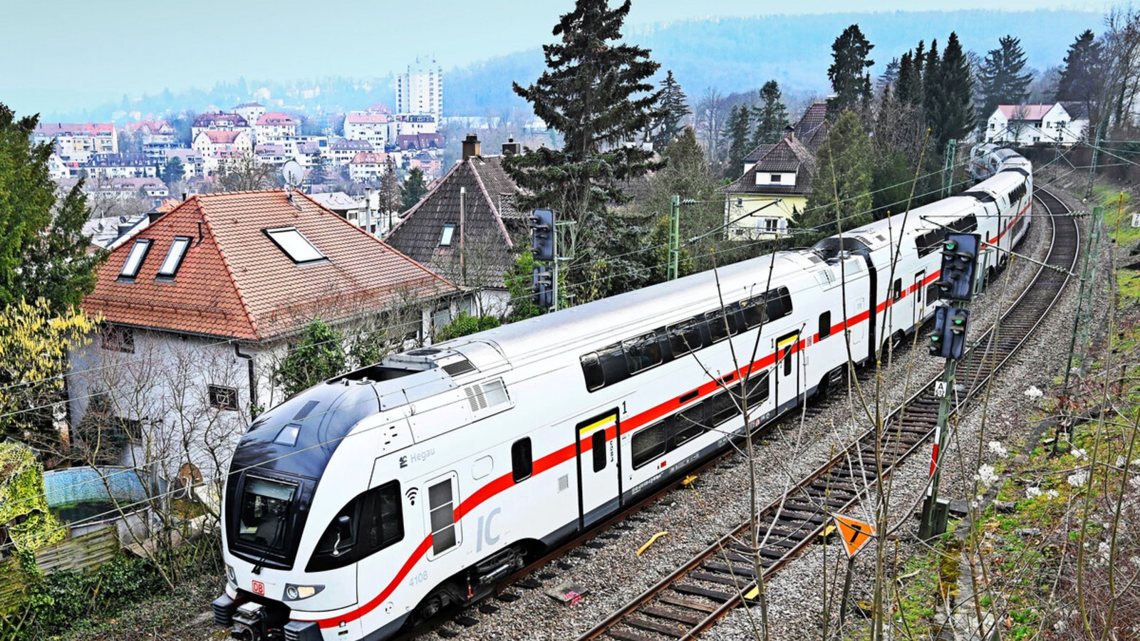 Ein Zug fährt auf der Gäubahnstrecke durch die Stuttgarter Halbhöhe: Damit könnte Anfang 2027 Schluss sein.Foto: Bernd Weißbrod Ein Zug fährt auf der Gäubahnstrecke durch die Stuttgarter Halbhöhe: Damit könnte Anfang 2027 Schluss sein.Foto: Bernd Weißbrod