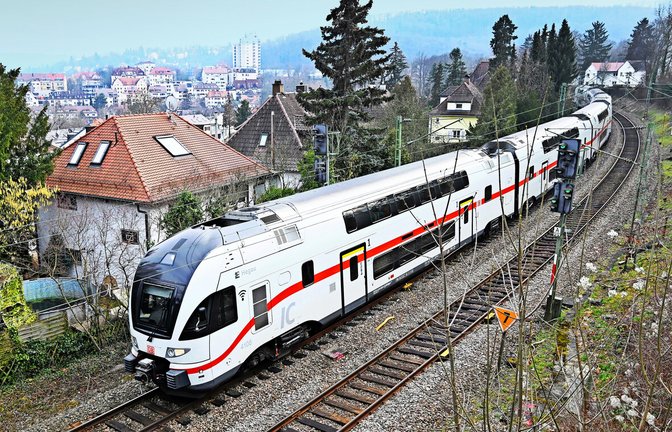 Ein Zug fährt auf der Gäubahnstrecke durch die Stuttgarter Halbhöhe: Damit könnte Anfang 2027 Schluss sein.<span class='image-autor'>Foto: Bernd Weißbrod</span>