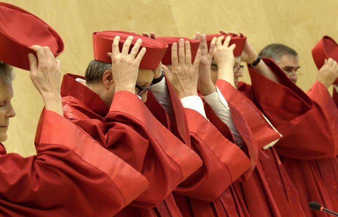 Das Bundesverfassungsgericht (hier in früherer Zusammensetzung) hat seine Prüfkriterien zur Beamtenbesoldung weiterentwickelt.<span class='image-autor'>Foto: dapd</span>