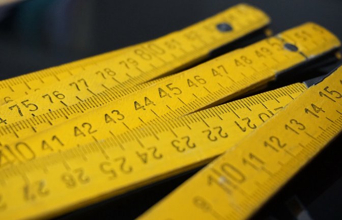 Hier zeigen wir Ihnen, wie Sie mit einem Zollstock Winkel messen können. Alle Winkel-Werte in der Tabelle.<span class='image-autor'>Foto: Martin Prague / Shutterstock.com</span>