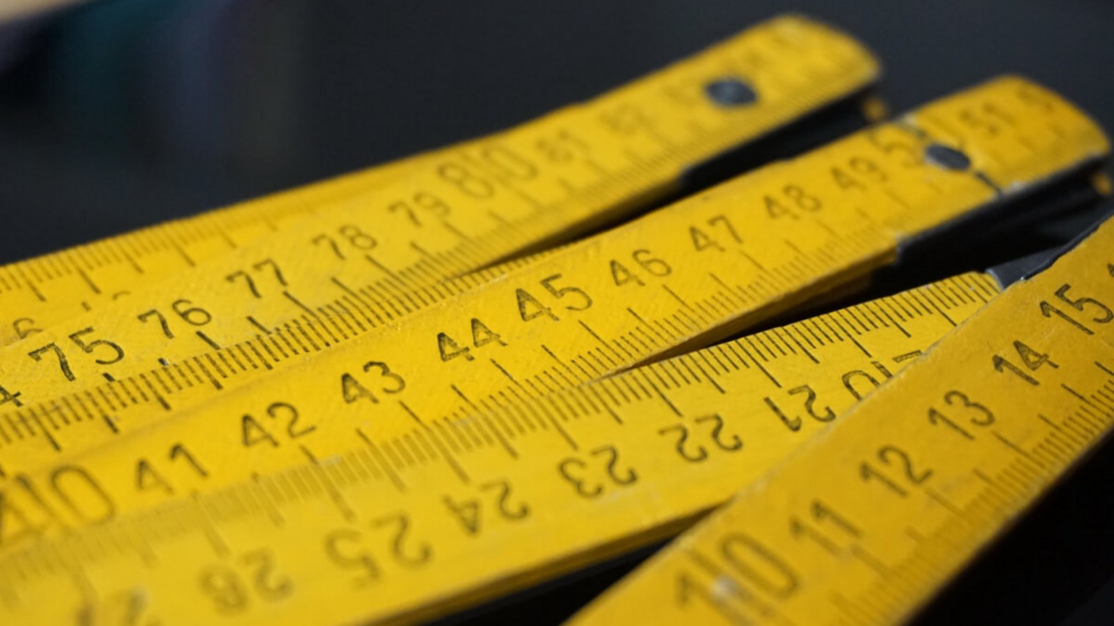 Hier zeigen wir Ihnen, wie Sie mit einem Zollstock Winkel messen können. Alle Winkel-Werte in der Tabelle.Foto: Martin Prague / Shutterstock.com Hier zeigen wir Ihnen, wie Sie mit einem Zollstock Winkel messen können. Alle Winkel-Werte in der Tabelle.Foto: Martin Prague / Shutterstock.com