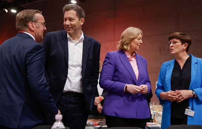 Die SPD kommt zu ihrem Bundesparteitag in Berlin zusammen (von links): Verteidigungsminister Boris Pistorius, SPD-Chef und Finanzminister Lars Klingbeil, Arbeitsministerin Bärbel Bas sowie die scheidende SPD-Co-Vorsitzende Saskia Esken.<span class='image-autor'>Foto: AFP/Odd Andersen</span>