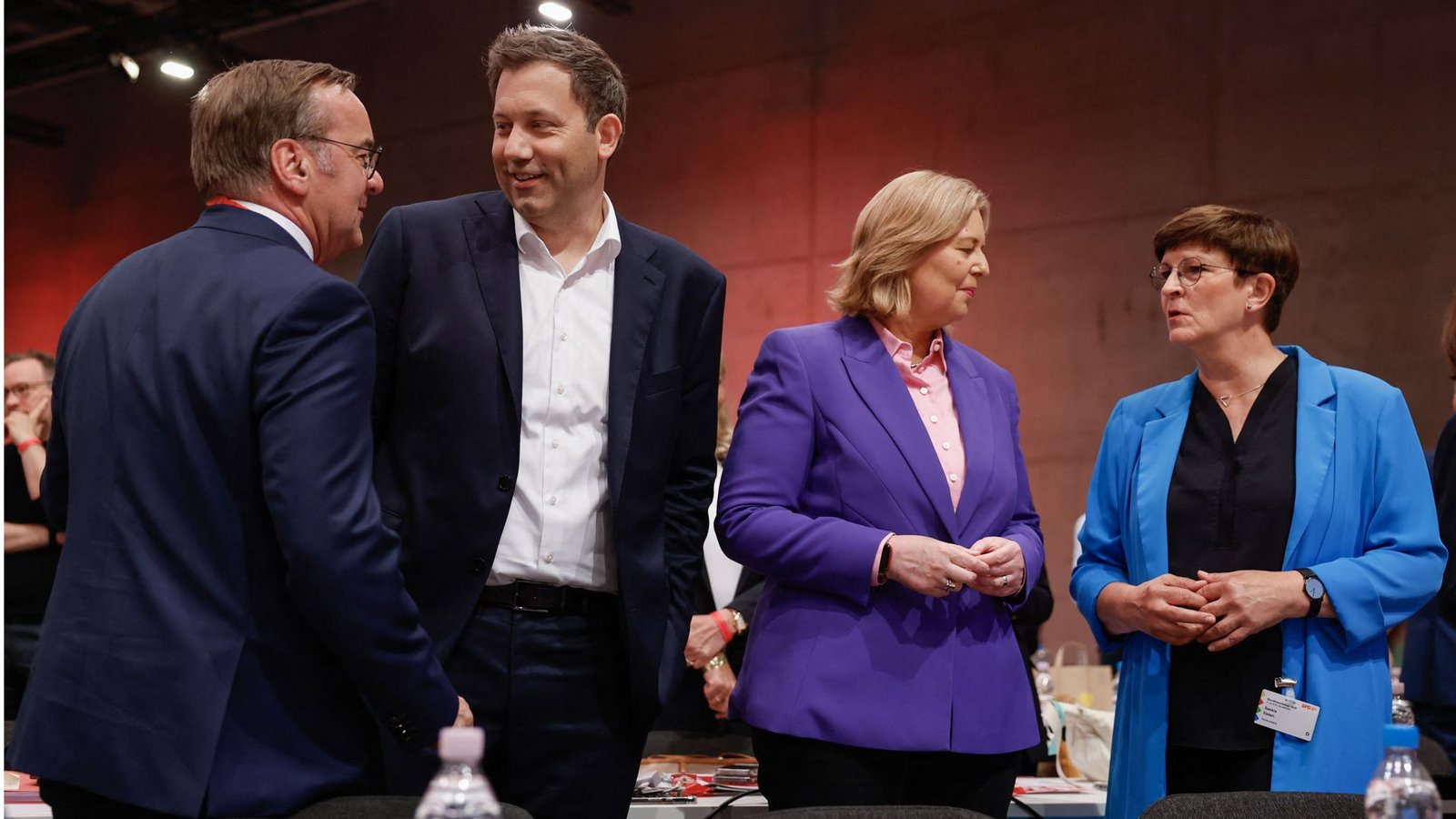 Die SPD kommt zu ihrem Bundesparteitag in Berlin zusammen (von links): Verteidigungsminister Boris Pistorius, SPD-Chef und Finanzminister Lars Klingbeil, Arbeitsministerin Bärbel Bas sowie die scheidende SPD-Co-Vorsitzende Saskia Esken.Foto: AFP/Odd Andersen Die SPD kommt zu ihrem Bundesparteitag in Berlin zusammen (von links): Verteidigungsminister Boris Pistorius, SPD-Chef und Finanzminister Lars Klingbeil, Arbeitsministerin Bärbel Bas sowie die scheidende SPD-Co-Vorsitzende Saskia Esken.Foto: AFP/Odd Andersen