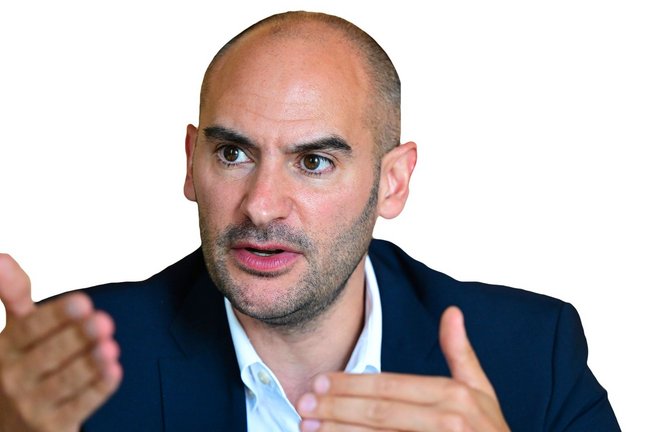 Baden-Württembergs grüner Finanzminister Danyal Bayaz macht dem CDU-Kanzlerkandidaten Friedrich Merz ein Angebot zur Finanzierung der Verteidigung.<span class='image-autor'>Foto: dpa/Bernd Weißbrod</span>