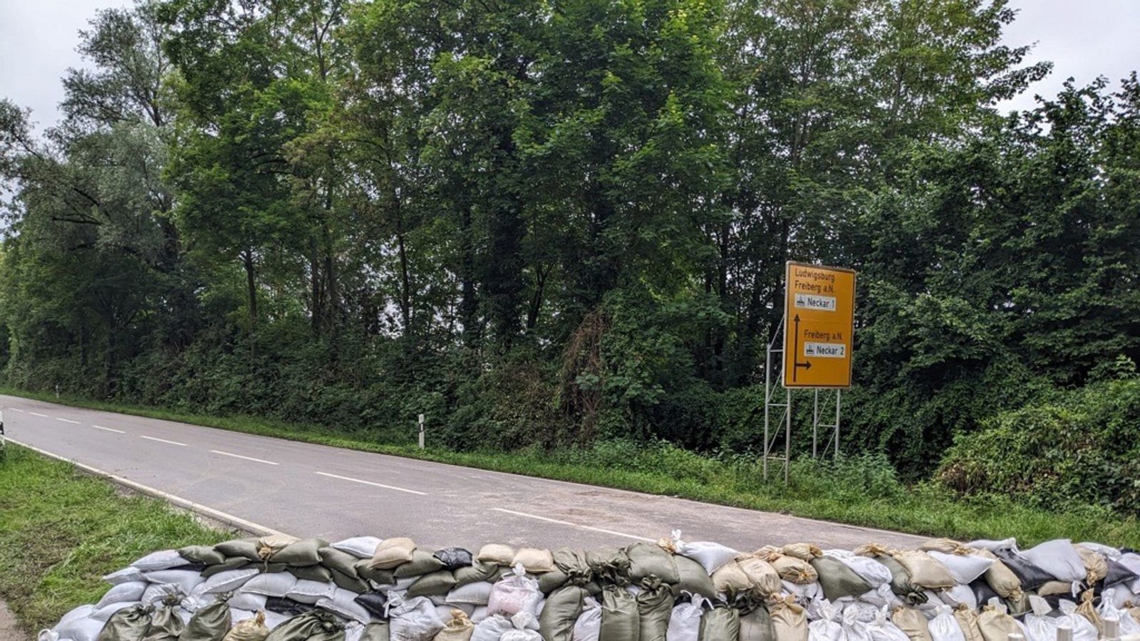 Am Sonntagabend wurde auf der Straße zwischen Benningen und Freiberg ein Damm errichtet.Foto: StZN/Karin Götz Am Sonntagabend wurde auf der Straße zwischen Benningen und Freiberg ein Damm errichtet.Foto: StZN/Karin Götz