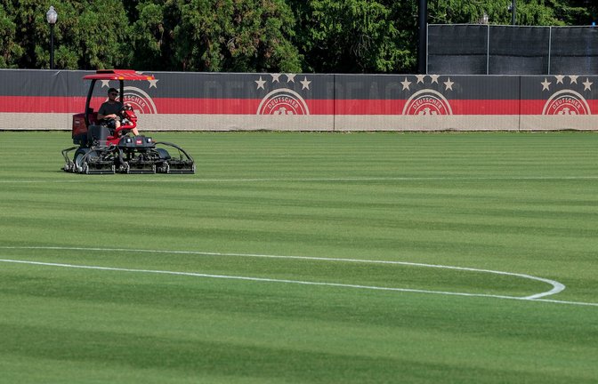 Auf dem Trainingsplatz der DFB-Elf wird der Rasen gemäht.<span class='image-autor'>Foto: Jan Woitas/dpa</span>
