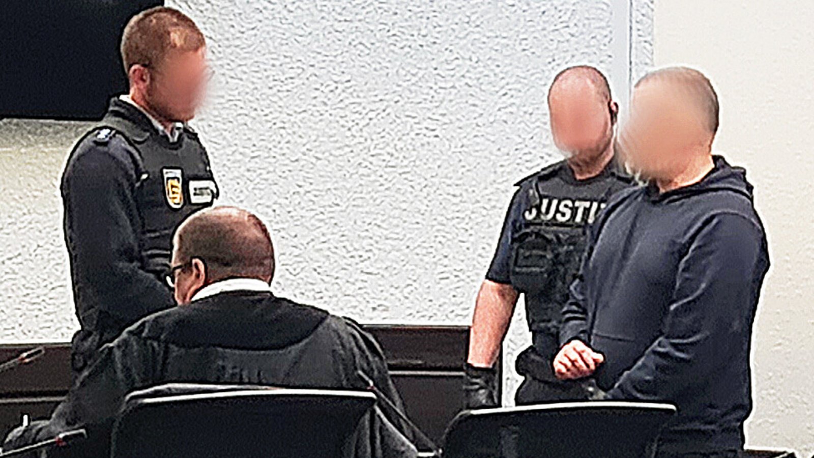 Verteidiger Michael Lepp (links) und der Angeklagte beim ProzessauftaktFoto: Sebastian Steegmüller
