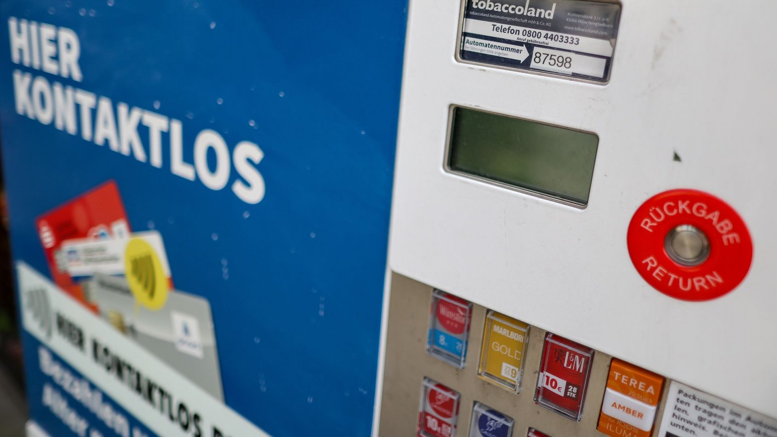 An fast 200.000 Zigarettenautomaten in Deutschland wird nach Angaben von Euro Kartensysteme beim Bezahlen mit der Girocard geprüft, ob der Käufer oder die Käuferin wie erforderlich volljährig ist. (Symbolbild)Foto: Jan Woitas/dpa An fast 200.000 Zigarettenautomaten in Deutschland wird nach Angaben von Euro Kartensysteme beim Bezahlen mit der Girocard geprüft, ob der Käufer oder die Käuferin wie erforderlich volljährig ist. (Symbolbild)Foto: Jan Woitas/dpa