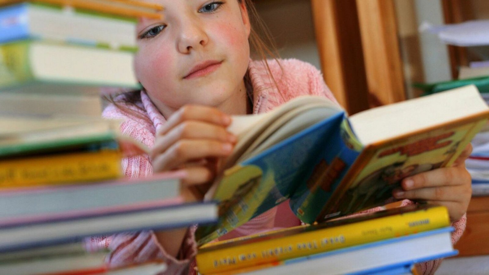 Lesen ist eine Schlüsselkompetenz. Lektüren in einfacher Sprache können ein guter Einstieg sein.Foto: Jens Büttner/dpa