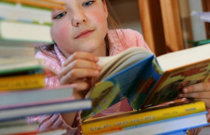Lesen ist eine Schlüsselkompetenz. Lektüren in einfacher Sprache können ein guter Einstieg sein.<span class='image-autor'>Foto: Jens Büttner/dpa</span>