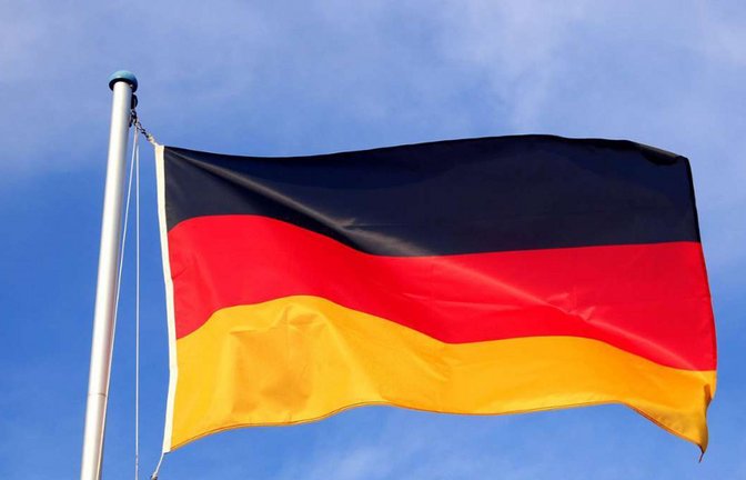 Vor vielen öffentlichen Gebäuden weht heute die Deutschland-Flagge.<span class='image-autor'>Foto: IMAGO/blickwinkel/IMAGO/R. Rebmann</span>