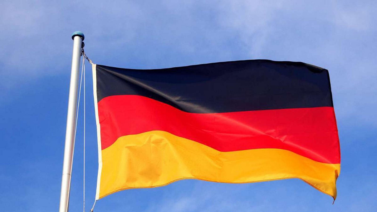 Vor vielen öffentlichen Gebäuden weht heute die Deutschland-Flagge.Foto: IMAGO/blickwinkel/IMAGO/R. Rebmann Vor vielen öffentlichen Gebäuden weht heute die Deutschland-Flagge.Foto: IMAGO/blickwinkel/IMAGO/R. Rebmann