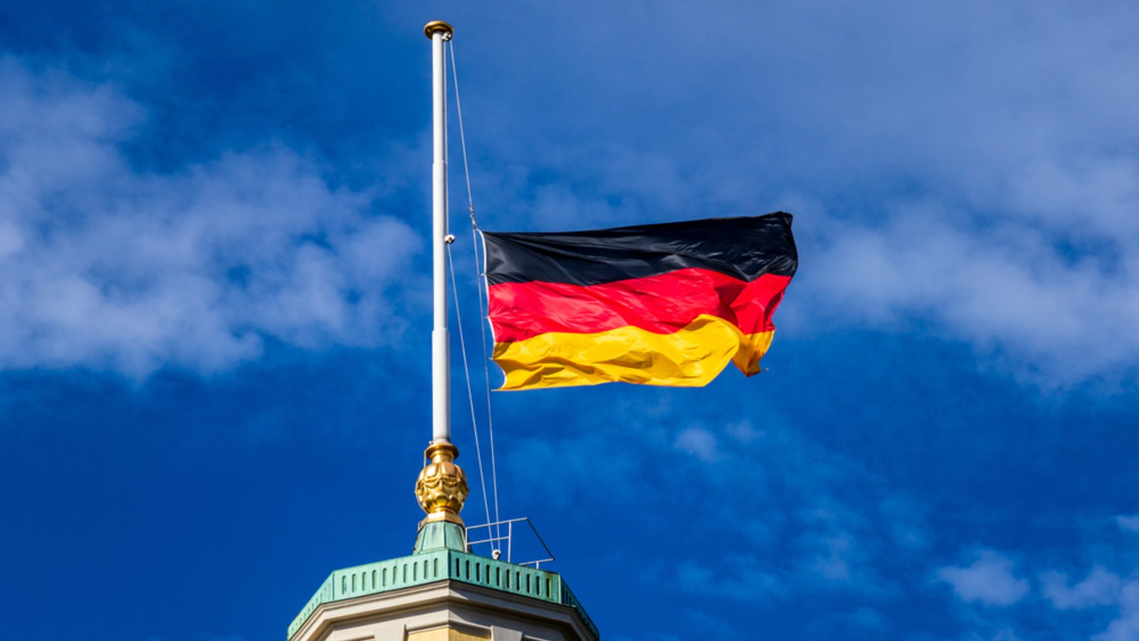Am 11. März 2026 wehen die Flaggen in Deutschland auf Halbmast. Erfahren Sie mehr über die Hintergründe der heutigen Trauerbeflaggung und ihre Bedeutung.Foto: unununius photo / Shutterstock.com Am 11. März 2026 wehen die Flaggen in Deutschland auf Halbmast. Erfahren Sie mehr über die Hintergründe der heutigen Trauerbeflaggung und ihre Bedeutung.Foto: unununius photo / Shutterstock.com