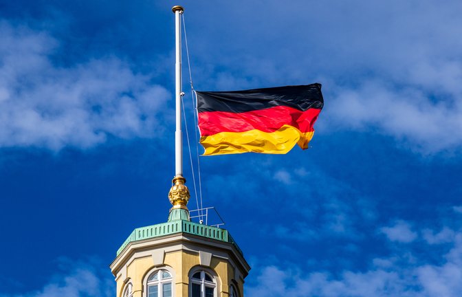 Am 11. März 2026 wehen die Flaggen in Deutschland auf Halbmast. Erfahren Sie mehr über die Hintergründe der heutigen Trauerbeflaggung und ihre Bedeutung.<span class='image-autor'>Foto: unununius photo / Shutterstock.com</span>