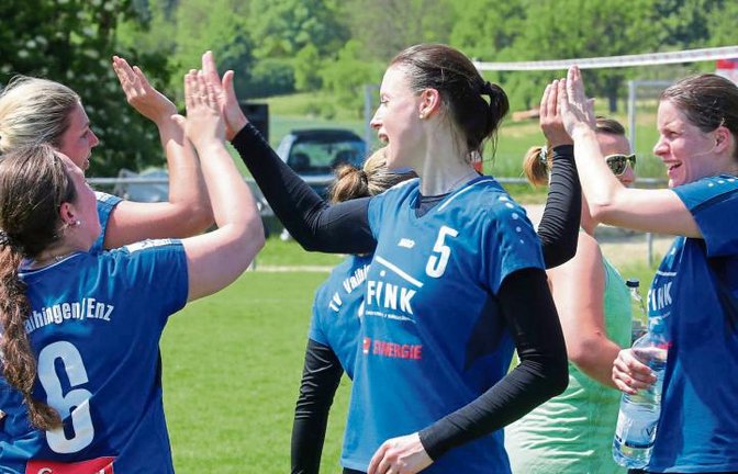 Ina Kurzenberger (Mitte) hat gleich bei ihrem Debüt in der 1. Bundesliga Grund zu jubeln. Die Vaihingerinnen gewannen gegen den TV Bretten und verbesserten sich auf Rang sieben. Foto: Küppers