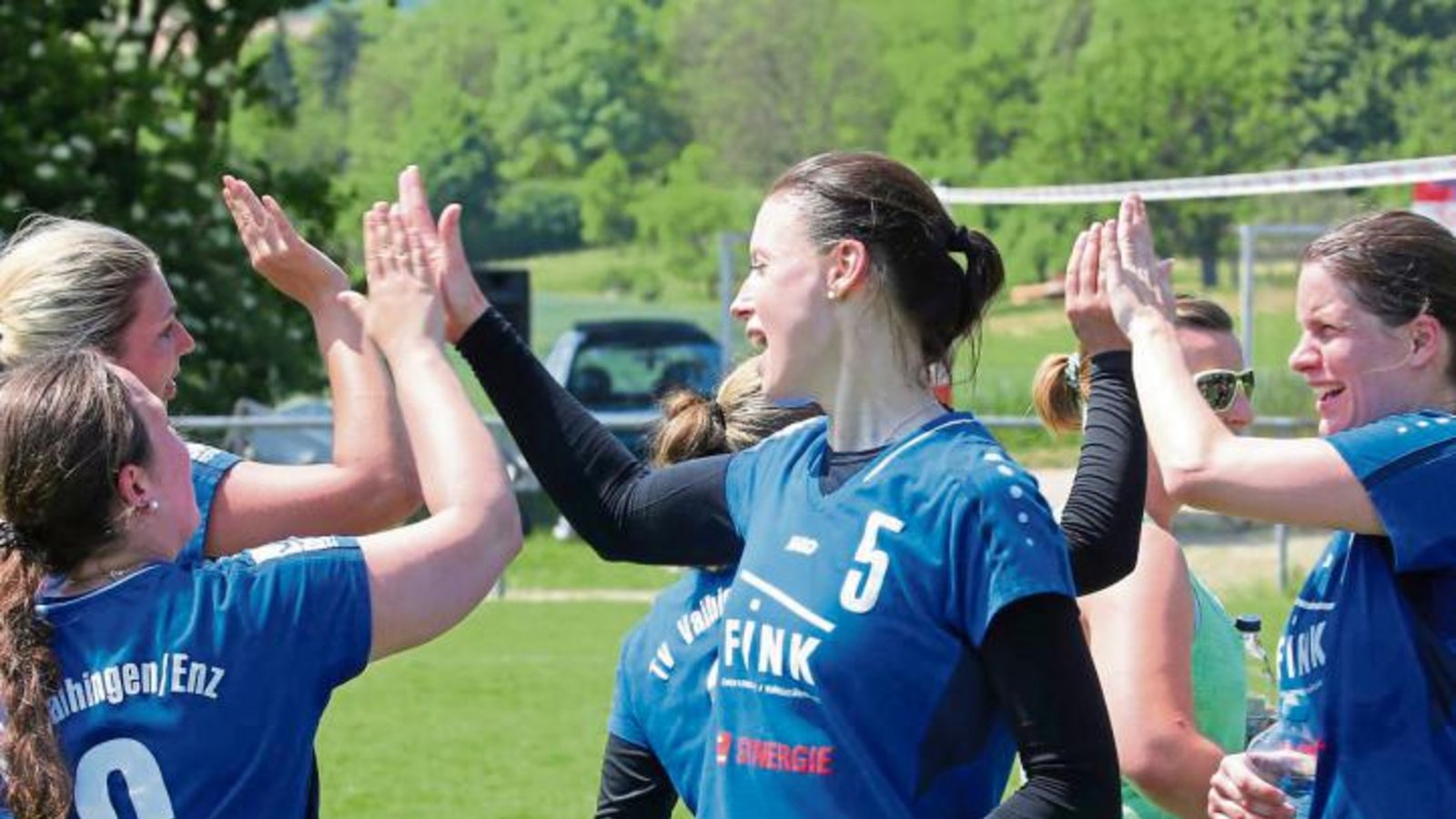 Ina Kurzenberger (Mitte) hat gleich bei ihrem Debüt in der 1. Bundesliga Grund zu jubeln. Die Vaihingerinnen gewannen gegen den TV Bretten und verbesserten sich auf Rang sieben. Foto: Küppers Ina Kurzenberger (Mitte) hat gleich bei ihrem Debüt in der 1. Bundesliga Grund zu jubeln. Die Vaihingerinnen gewannen gegen den TV Bretten und verbesserten sich auf Rang sieben. Foto: Küppers