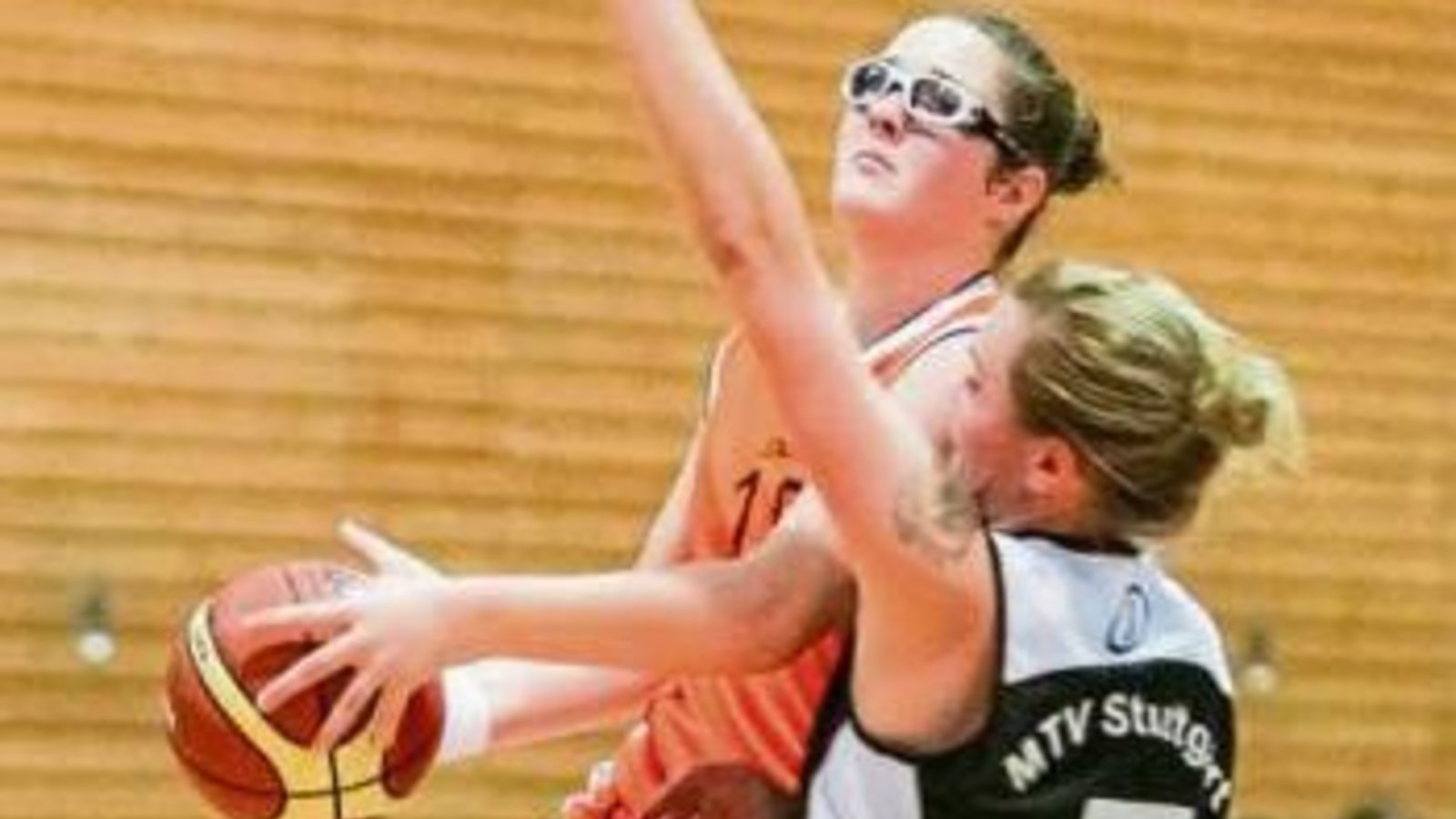 Anna-Catharina Polemidhiotis (links) und die Basketballerinnen der BSG Vaihingen/Sachsenheim hatten gegen den MTV Stuttgart II leichtes Spiel. Foto: Simecek Anna-Catharina Polemidhiotis (links) und die Basketballerinnen der BSG Vaihingen/Sachsenheim hatten gegen den MTV Stuttgart II leichtes Spiel. Foto: Simecek