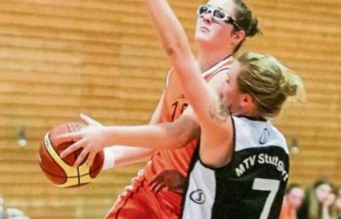 Anna-Catharina Polemidhiotis (links) und die Basketballerinnen der BSG Vaihingen/Sachsenheim hatten gegen den MTV Stuttgart II leichtes Spiel. Foto: Simecek