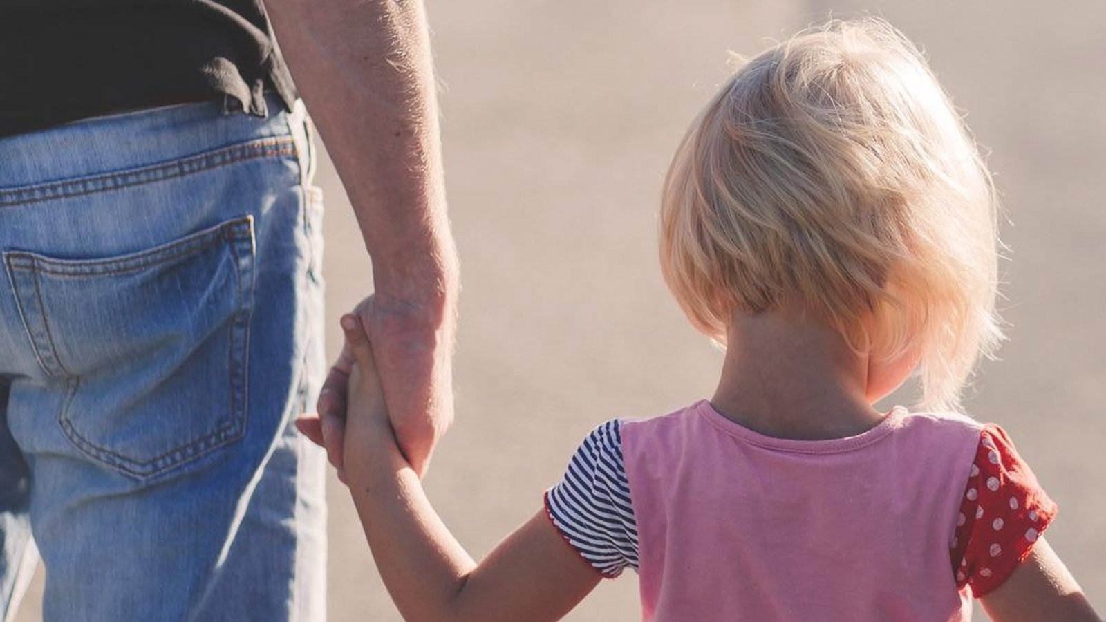 Hand in Hand: Der Landkreis möchte Alleinerziehenden Tipps geben.  Foto: pixabay.com/Pexels