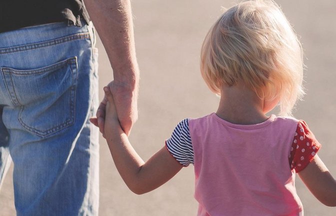 Hand in Hand: Der Landkreis möchte Alleinerziehenden Tipps geben.  <span class='image-autor'>Foto: pixabay.com/Pexels</span>