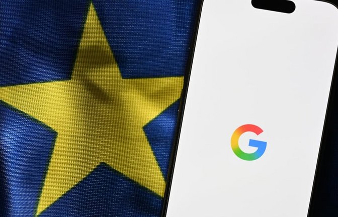 Die App von Google wird auf einem Smartphone geöffnet (Symbolbild).<span class='image-autor'>Markus Lenhardt/dpa</span>