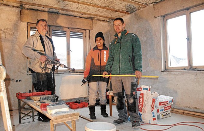 Nichtalltägliche Hilfsaktion in Schützingen: Bürger helfen beim Wiederaufbau eines Hauses, das durch einen Brand zerstört wurde. Fotos: Stahlfeld