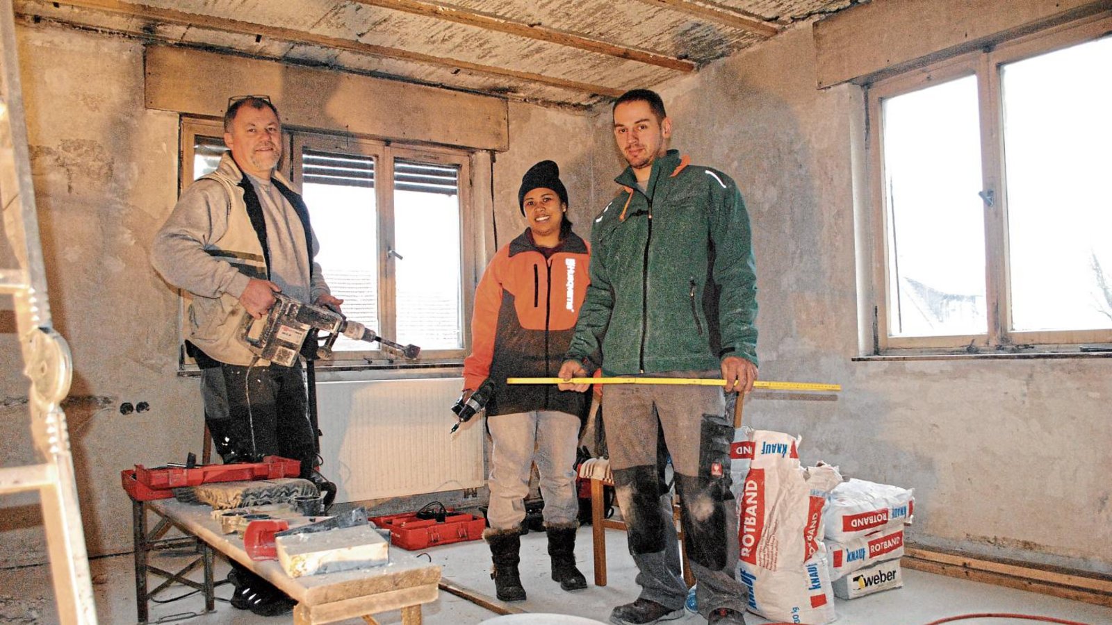 Nichtalltägliche Hilfsaktion in Schützingen: Bürger helfen beim Wiederaufbau eines Hauses, das durch einen Brand zerstört wurde. Fotos: Stahlfeld