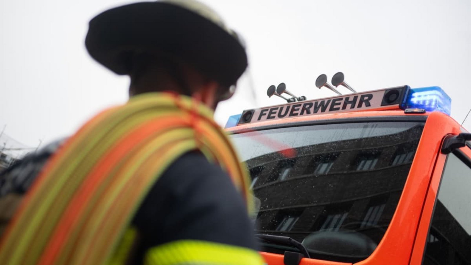 Eine Einsatzkraft der Feuerwehr stehtvor der Feuerwache 5 Filder vor einem Einsatzfahrzeug (gestellte Szene).Marijan Murat/dpa