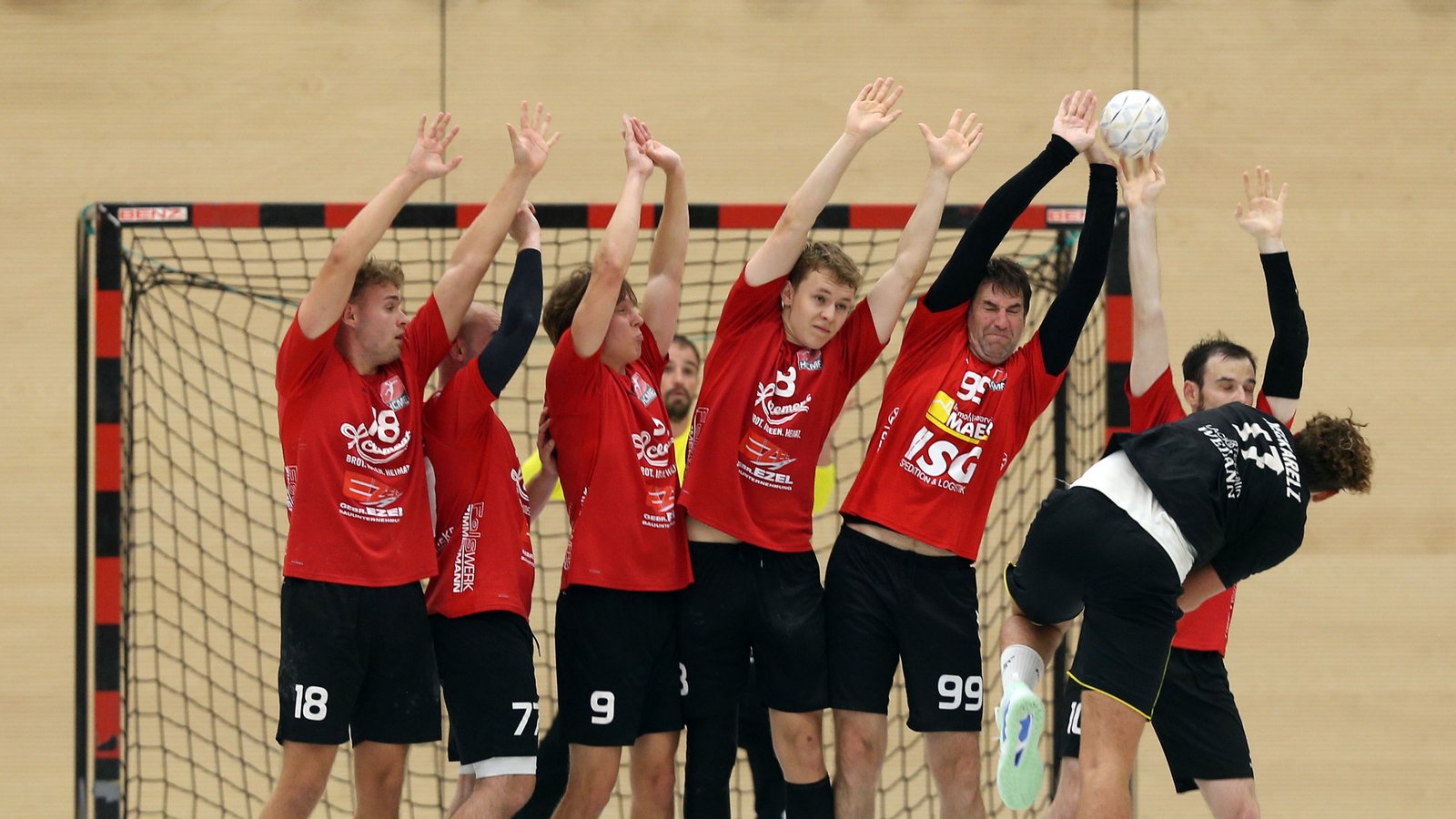 Eine sechsköpfige Abwehr zeigt der HC Metter-Enz beim Freiwurf für Neckarelz II, der direkt in die Halbzeitpause übergeht.  Foto: Küppers