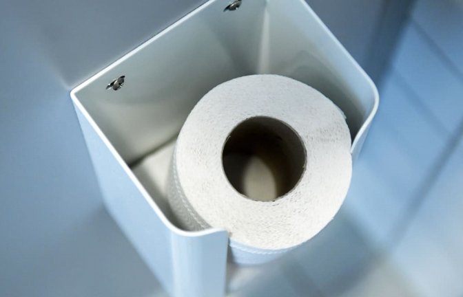 Klopapier hilft nicht nur auf der Toilette. Auch in der Küche kann die Rolle für ein kleines Wunder sorgen.<span class='image-autor'>picture alliance/dpa/dpa-Zentralbild / Ralf Hirschberger</span>