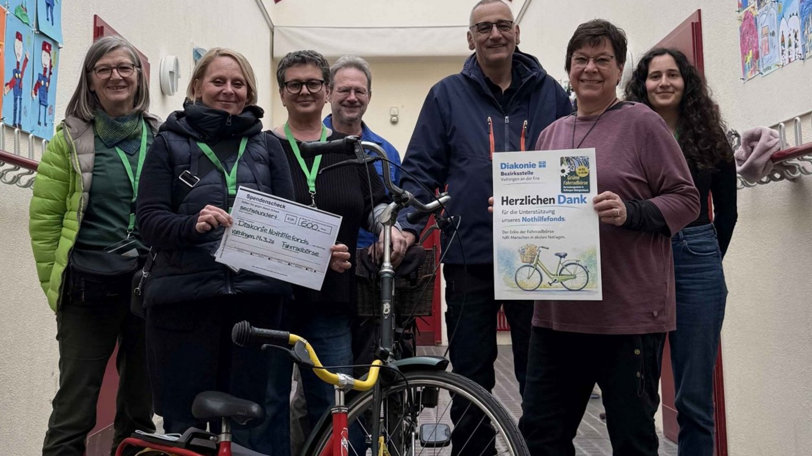 Scheckübergabe (von links): Christiane Henkelmann, Meike Günter, Lidija Gorgs, Detlef Grosse, Oliver Gorgs, Andrea Magenau und Klara Gorgs. Foto: p Scheckübergabe (von links): Christiane Henkelmann, Meike Günter, Lidija Gorgs, Detlef Grosse, Oliver Gorgs, Andrea Magenau und Klara Gorgs. Foto: p