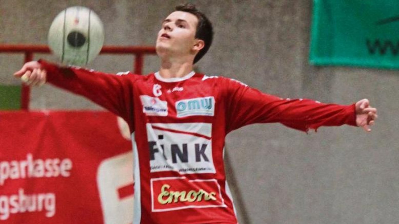 Tobias Rommel steht bei dem variablen Angriffsspiel der Offenburger Angreifer Sven Muckle und Stefan Konprecht besonders unter Druck. Foto: Nachreiner