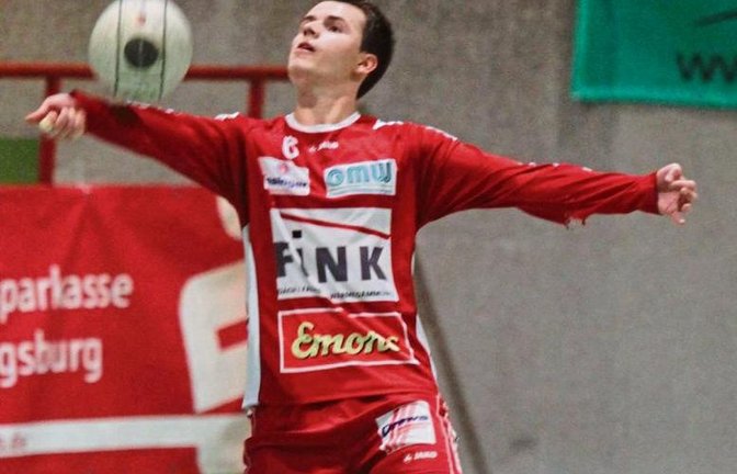 Tobias Rommel steht bei dem variablen Angriffsspiel der Offenburger Angreifer Sven Muckle und Stefan Konprecht besonders unter Druck. Foto: Nachreiner