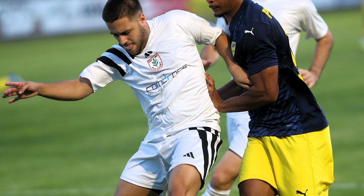 Fußball, Bezirkspokal Enz/Murr, 1. Runde Hauptrunde, Männer, Saison 2026/2027, SGM Nussdorf/Roßwag in Roßwag gegen TSV Phönix Lomersheim, Nikola Ristomanov SGM weiß gegen Colin Funtek, Flutlicht, Flutlichtspiel