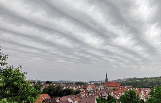 Spektakuläre Wolkenformationen künden am Sonntagabend am Himmel über Enzweihingen ein aufziehendes Unwetter an. Fotografiert von Dennis Brabanski.