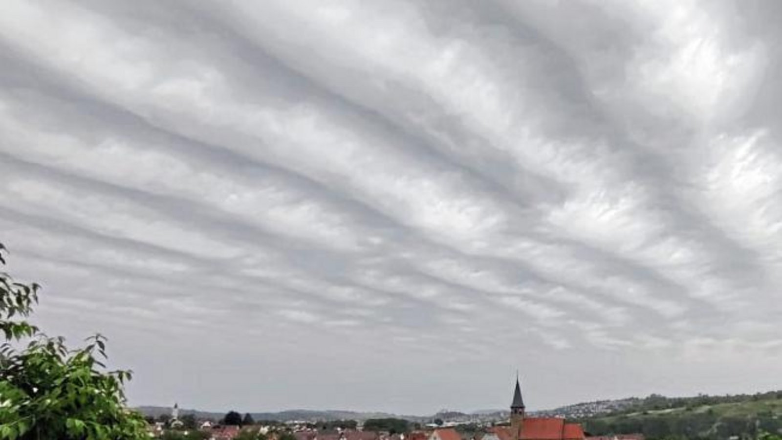 Spektakuläre Wolkenformationen künden am Sonntagabend am Himmel über Enzweihingen ein aufziehendes Unwetter an. Fotografiert von Dennis Brabanski.