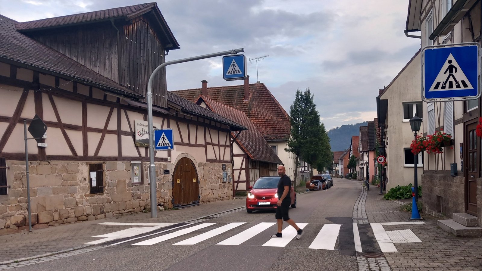 Ochsenbach hat in der Ortsmitte bereits einen, Häfnerhaslach wünscht sich einen. Aus Geldgründen wird es mit dem Zebrastreifen in der Häfnerhaslacher Dorfmitte aber dieses Jahr nichts. Archivfoto: Glemser Ochsenbach hat in der Ortsmitte bereits einen, Häfnerhaslach wünscht sich einen. Aus Geldgründen wird es mit dem Zebrastreifen in der Häfnerhaslacher Dorfmitte aber dieses Jahr nichts. Archivfoto: Glemser