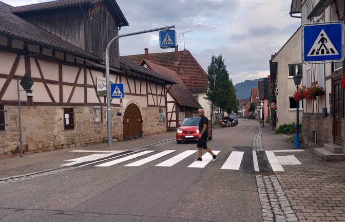 Ochsenbach hat in der Ortsmitte bereits einen, Häfnerhaslach wünscht sich einen. Aus Geldgründen wird es mit dem Zebrastreifen in der Häfnerhaslacher Dorfmitte aber dieses Jahr nichts.  Archivfoto: Glemser