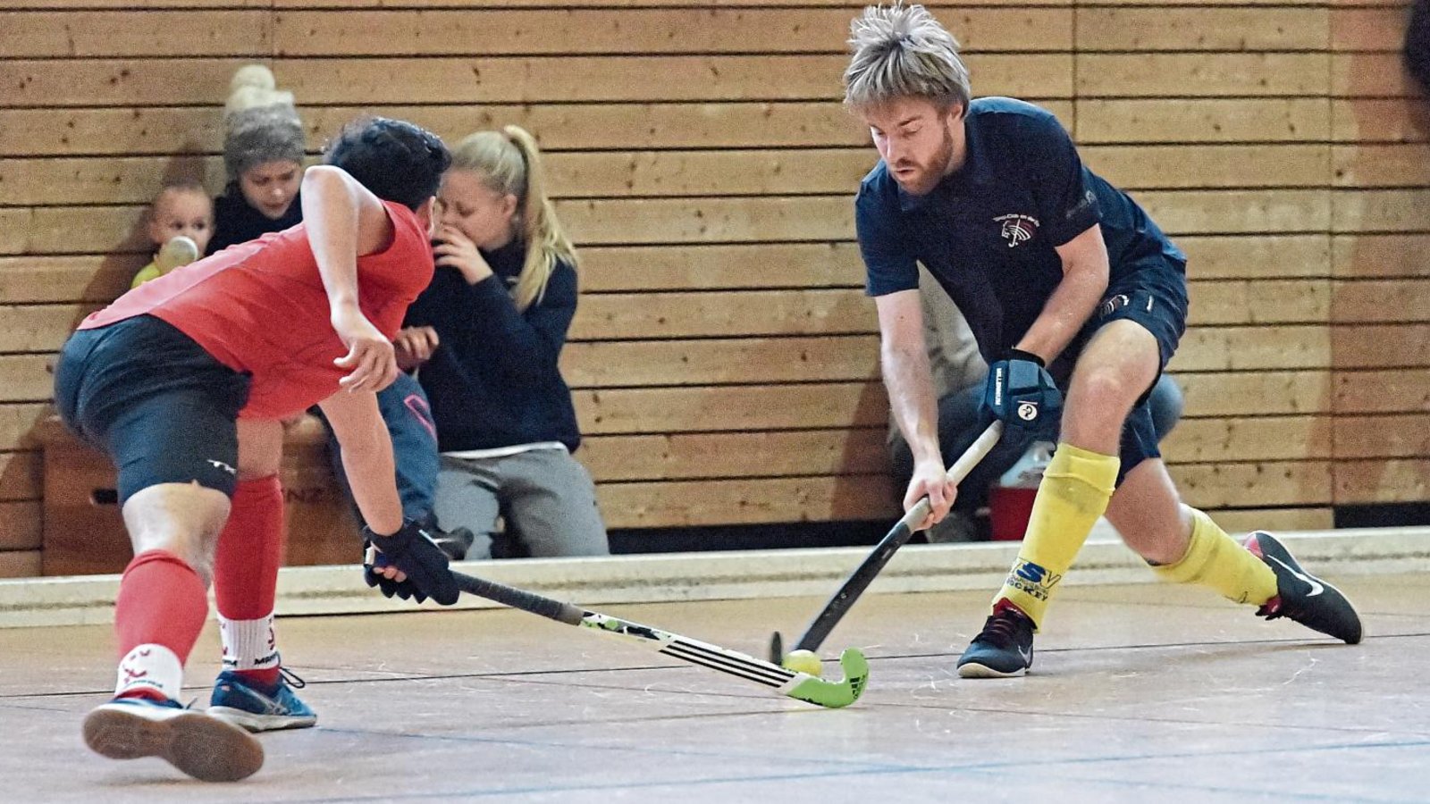 Marco Klock vom TSV Mannheim V versucht, einen Pass von Vaihingens Jakob Brandauer (rechts) zu unterbinden. Foto: Leitner