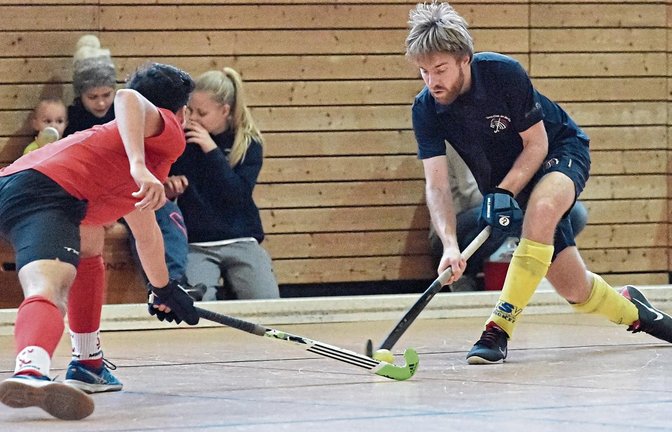 Marco Klock vom TSV Mannheim V versucht, einen Pass von Vaihingens Jakob Brandauer (rechts) zu unterbinden. Foto: Leitner