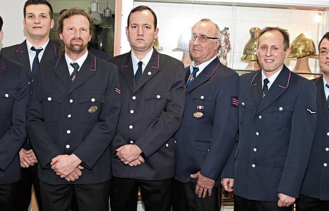 Ehrungen bei der Sersheimer Feuerwehr: links Bürgermeister Jürgen Scholz, rechts Kommandant Lucas Reiber. Foto: Bögel