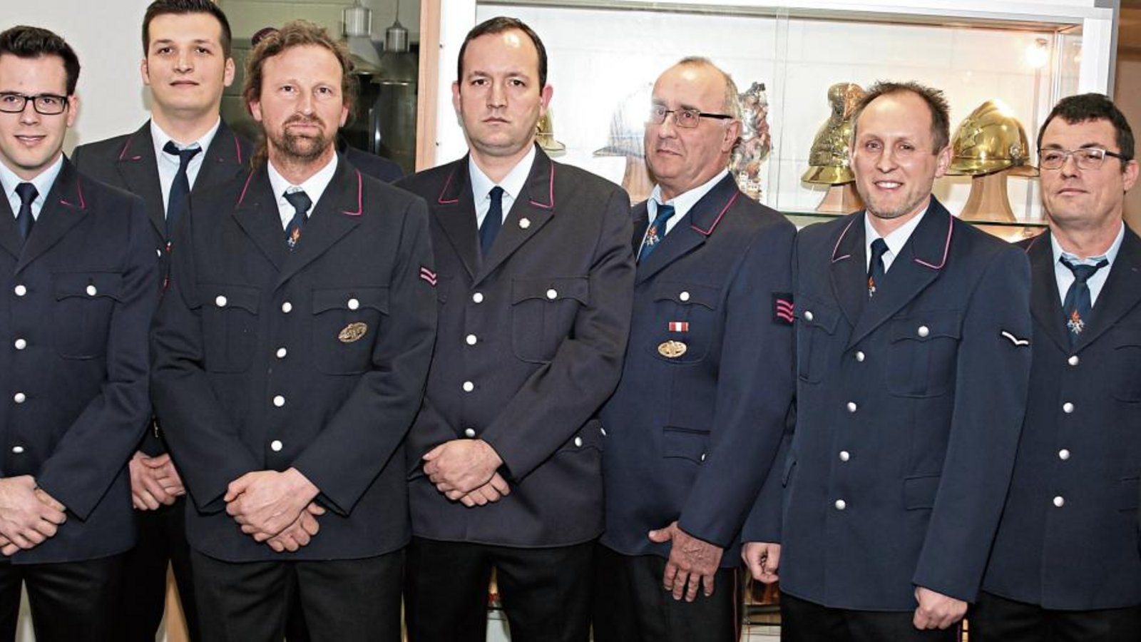 Ehrungen bei der Sersheimer Feuerwehr: links Bürgermeister Jürgen Scholz, rechts Kommandant Lucas Reiber. Foto: Bögel