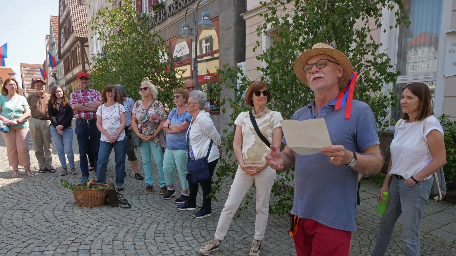 Mit einem Outfit in Maientagsfarben erzählte Stadtführer Eberhard Steinhilber viel über die Geschichte des Maientags und die Veränderungen in den Traditionen. Foto: Friedrich
