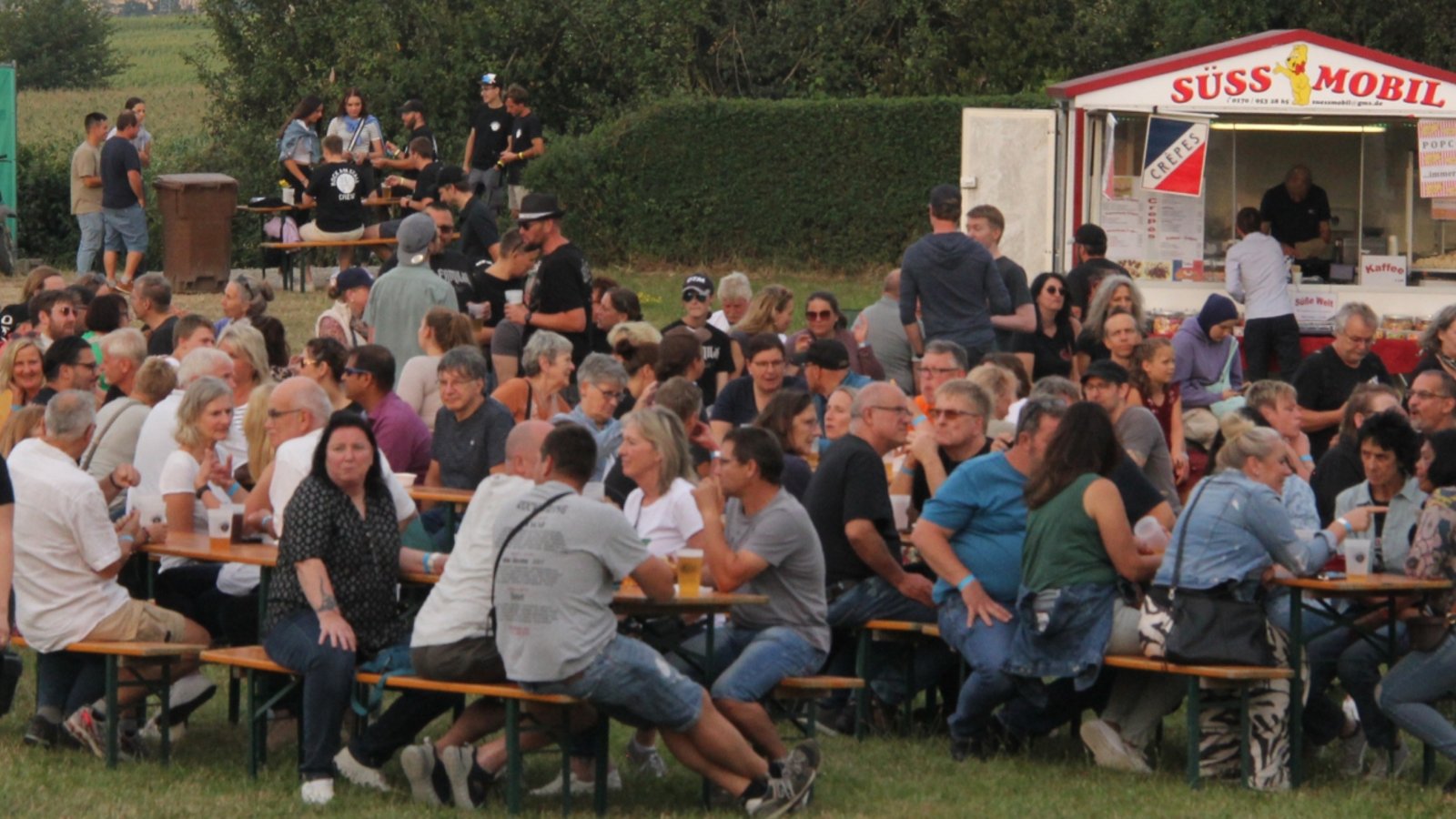 Dicht an dicht: Nicht nur die Musik, auch die Geselligkeit kommt bei Rock am Stall nicht zu kurz. Dicht an dicht: Nicht nur die Musik, auch die Geselligkeit kommt bei Rock am Stall nicht zu kurz.